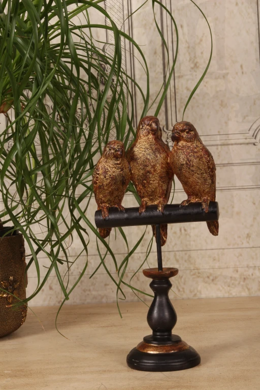 Socha papouška na noze – zlatá – 33 cm